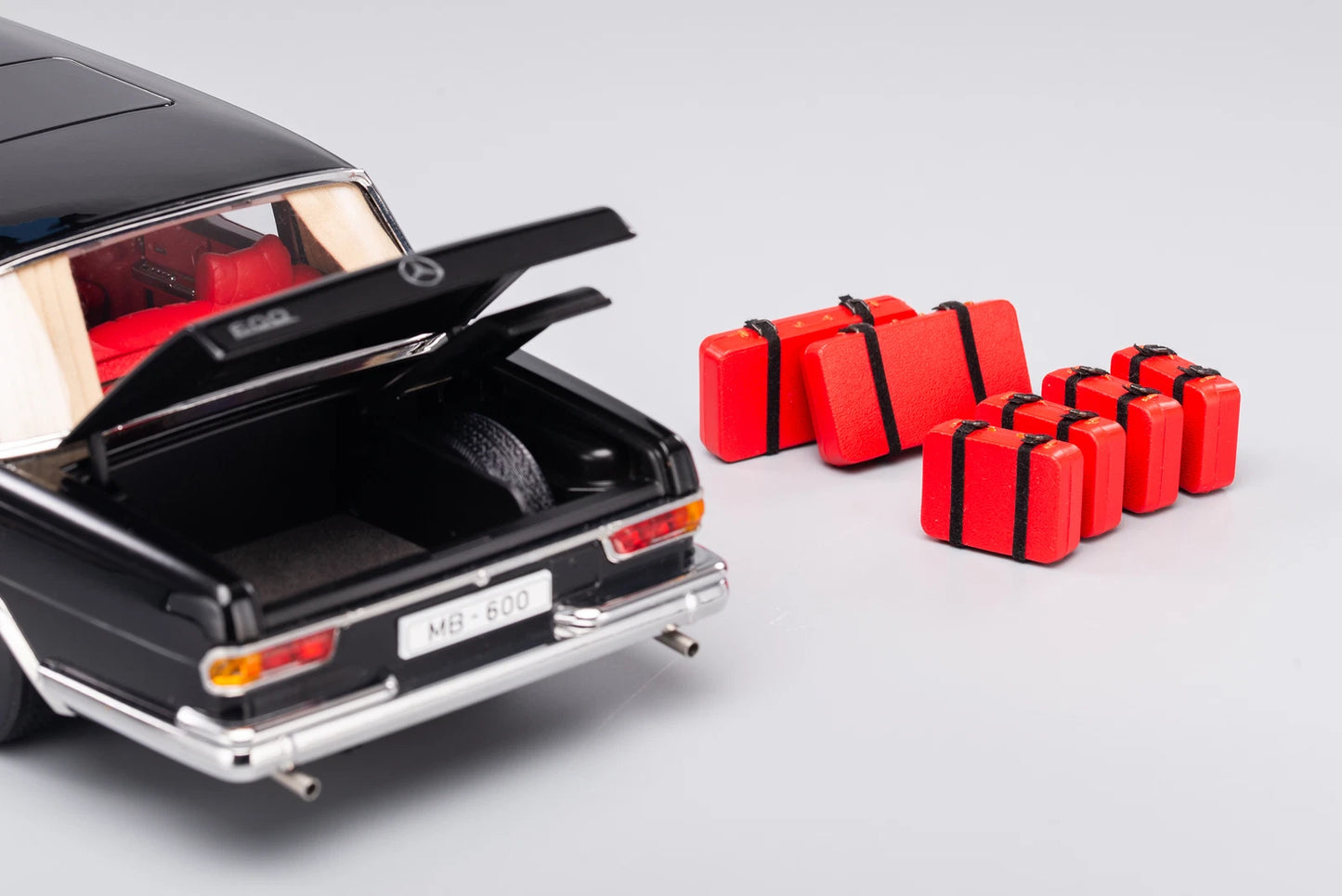 Kengfai 1/18 Mercedes-Benz 600 Pullman (W100) – Black with Red Interior