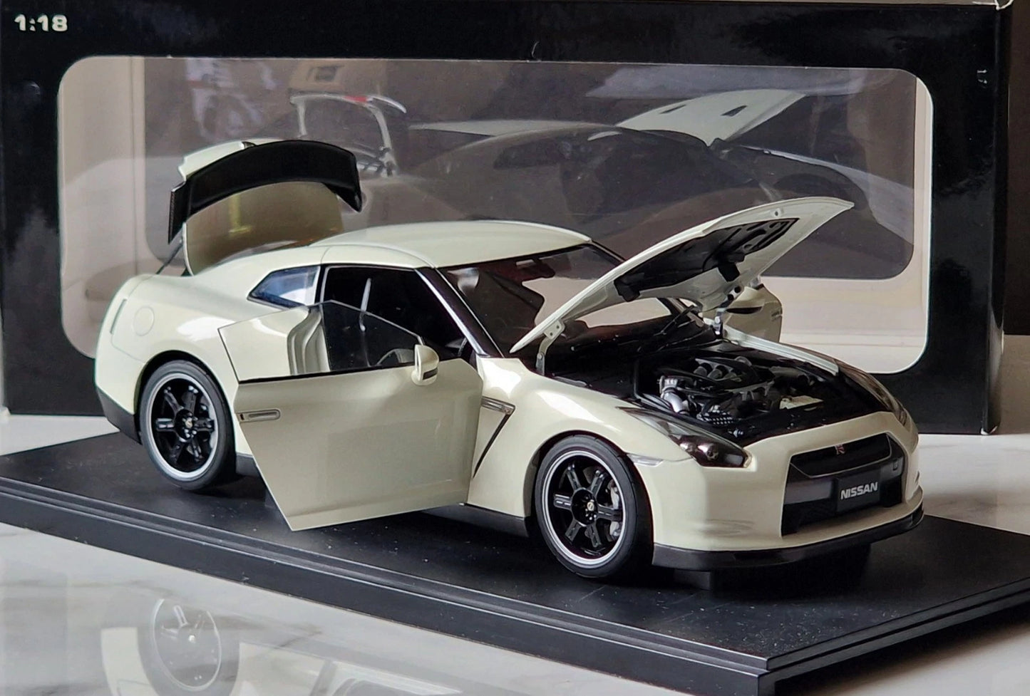 AutoArt 1/18 Nissan GT-R R35 (White)
