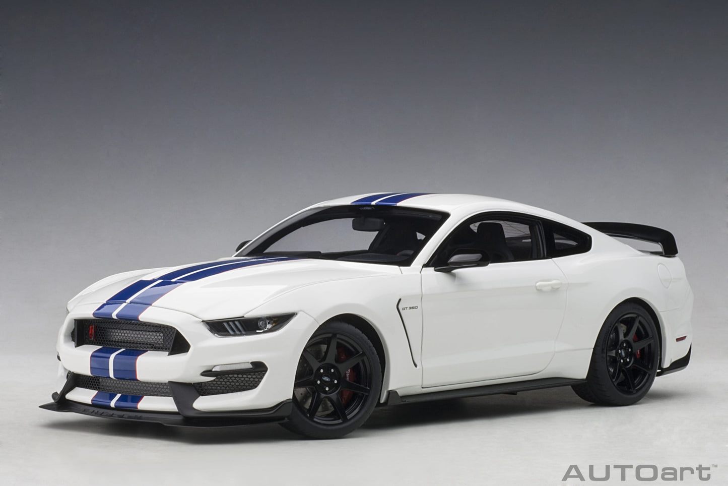 AUTOart 1/18 Ford Shelby GT350R – Oxford White with Lightning Blue Stripes