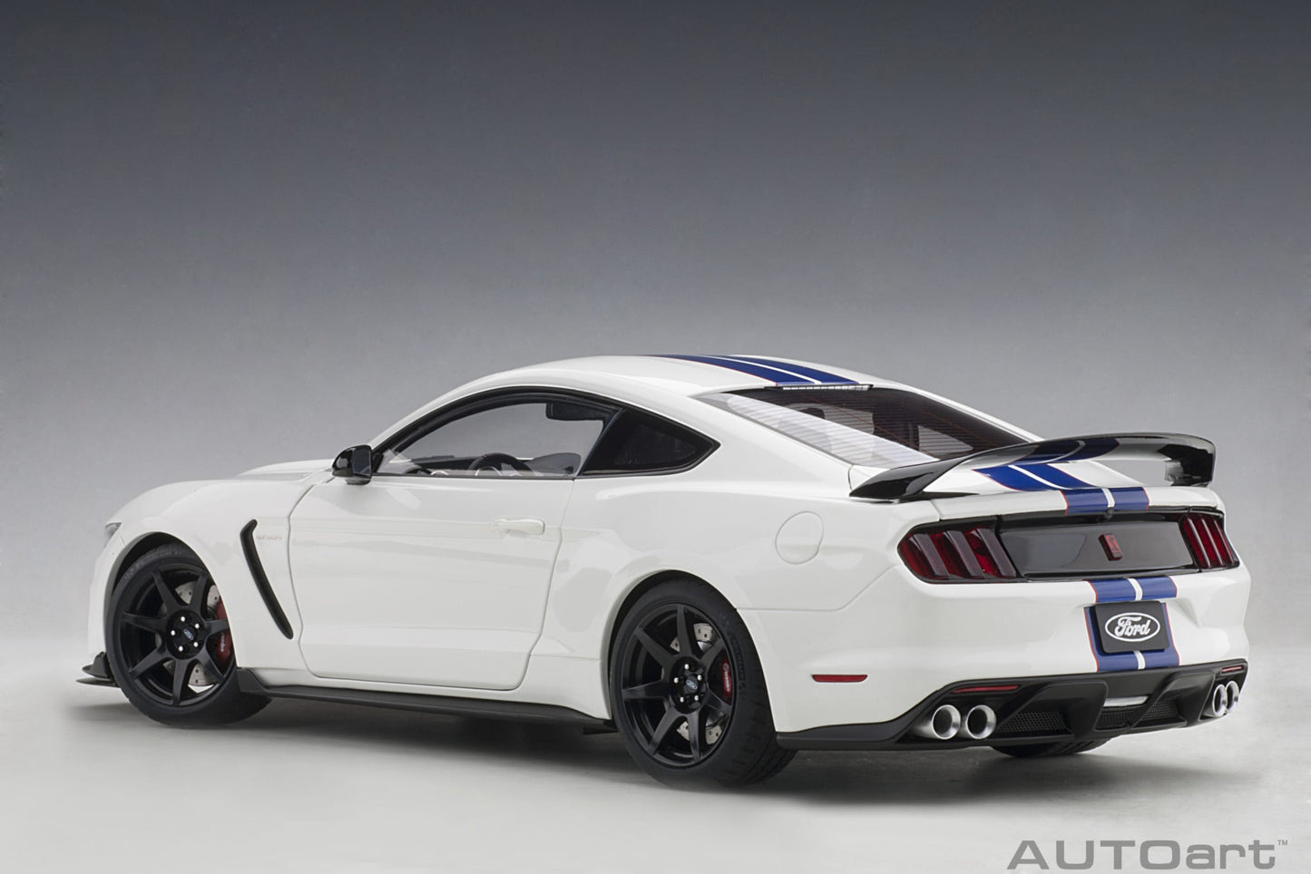 AUTOart 1/18 Ford Shelby GT350R – Oxford White with Lightning Blue Stripes