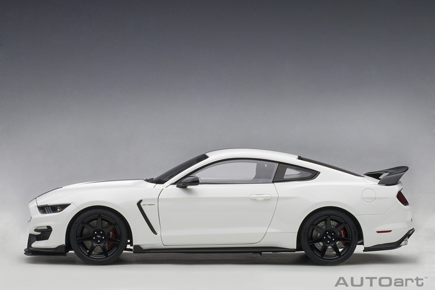 AUTOart 1/18 Ford Shelby GT350R – Oxford White with Lightning Blue Stripes