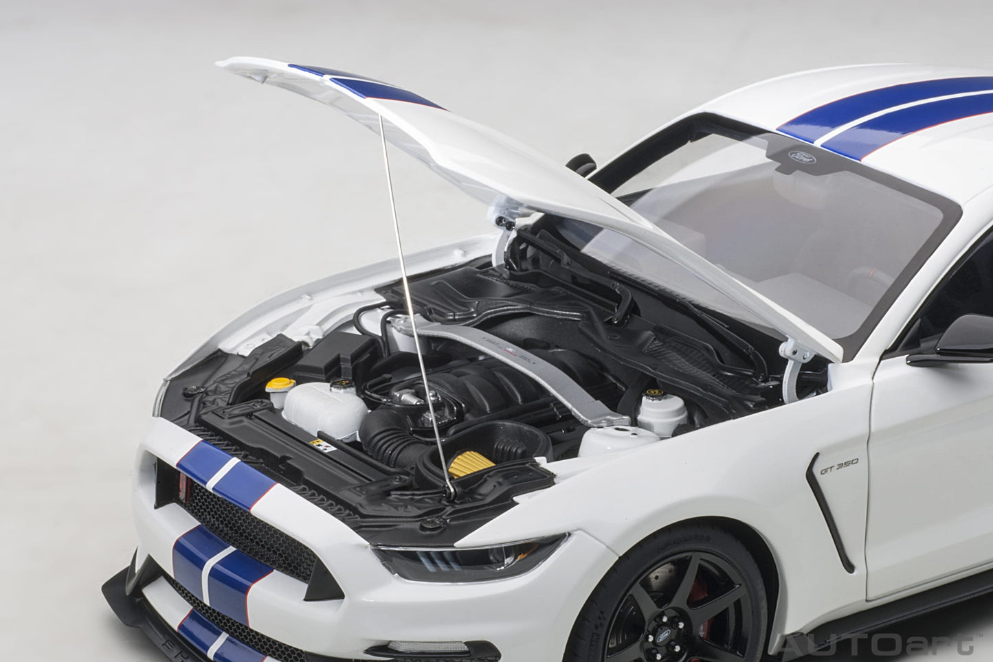 AUTOart 1/18 Ford Shelby GT350R – Oxford White with Lightning Blue Stripes