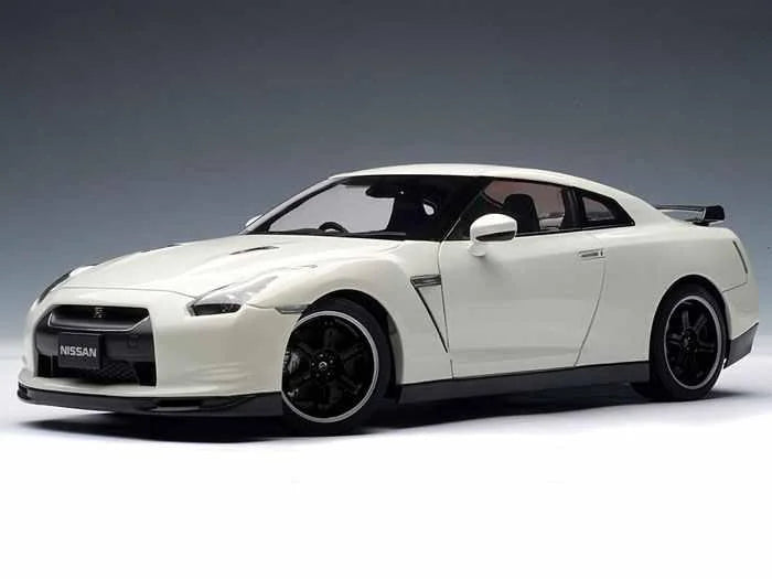AutoArt 1/18 Nissan GT-R R35 (White)