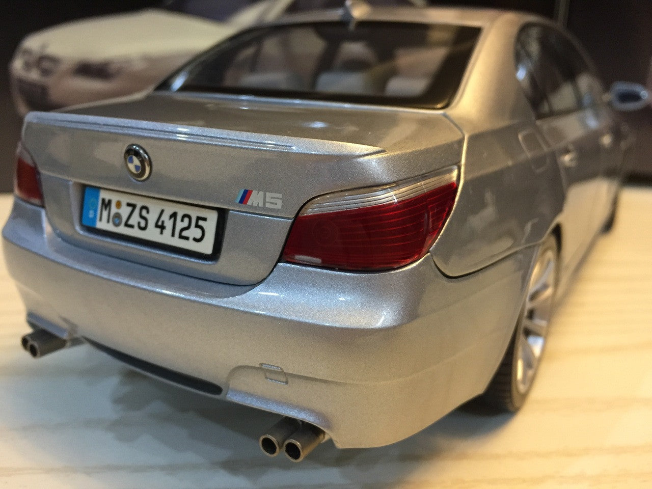 Kyosho 1/18 BMW M5 Sedan – Silver