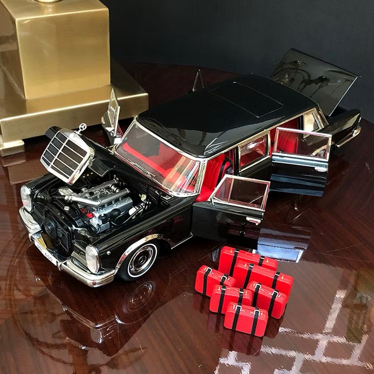 Kengfai 1/18 Mercedes-Benz 600 Pullman (W100) – Black with Red Interior
