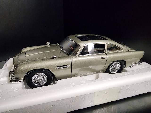 Hot Wheels Elite 1/18 Aston Martin DB5 – Goldfinger Edition