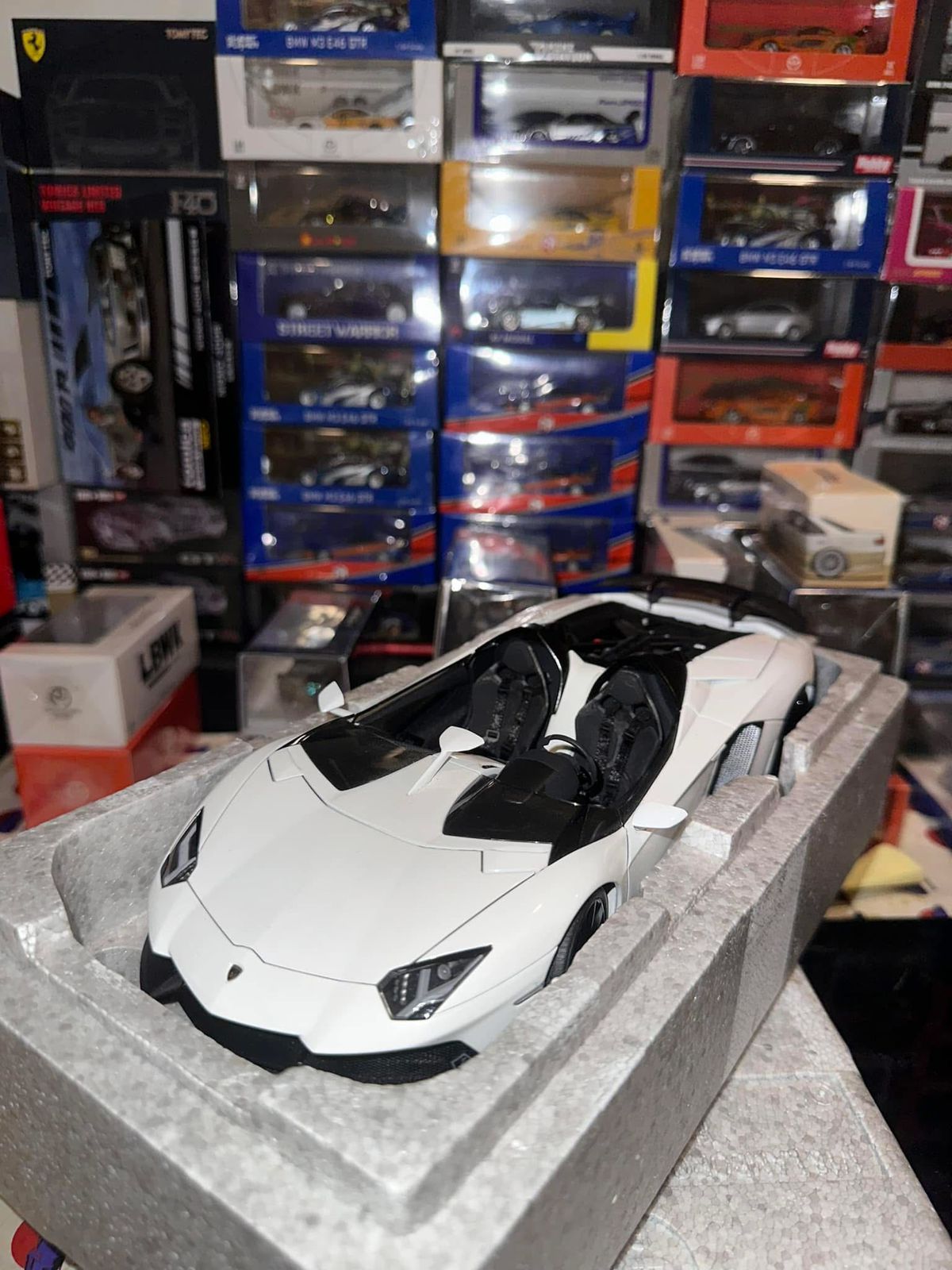AutoArt Signature 1/18 Lamborghini Aventador J