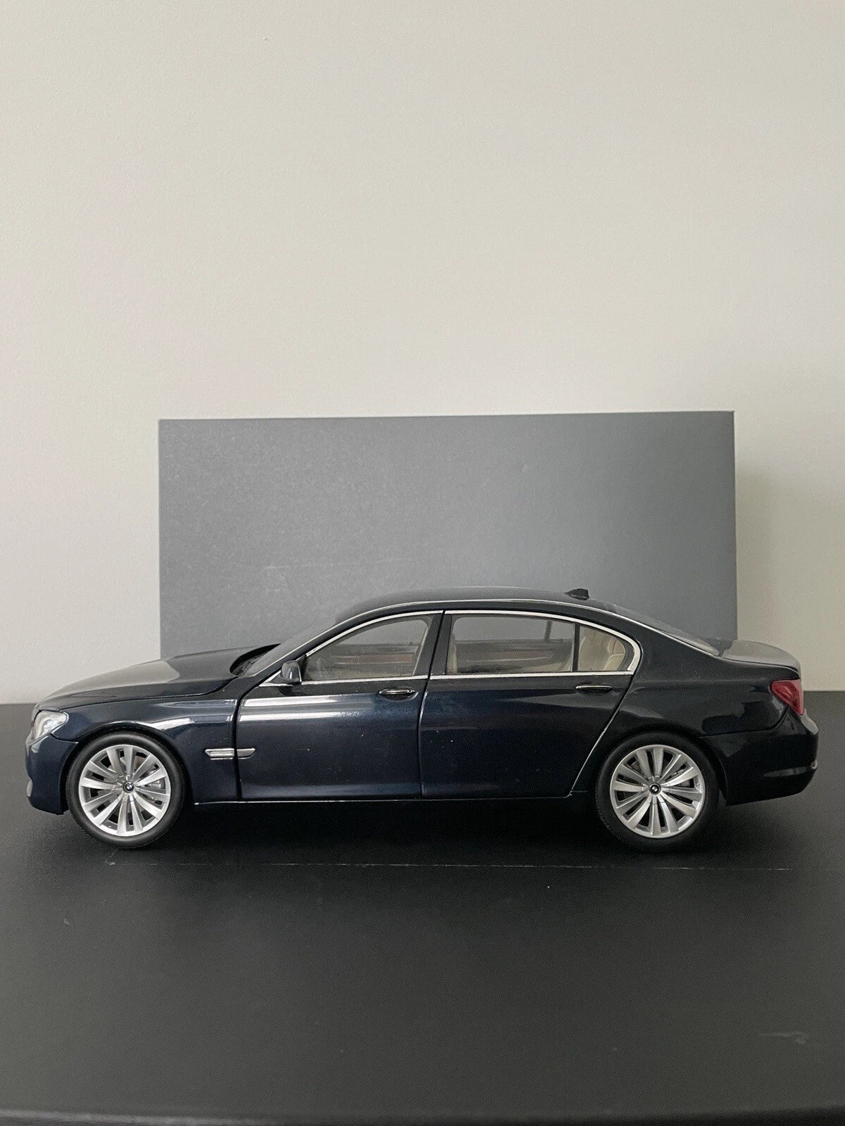 Kyosho 1/18 BMW 750Li (F02) - Imperial Blue Metallic