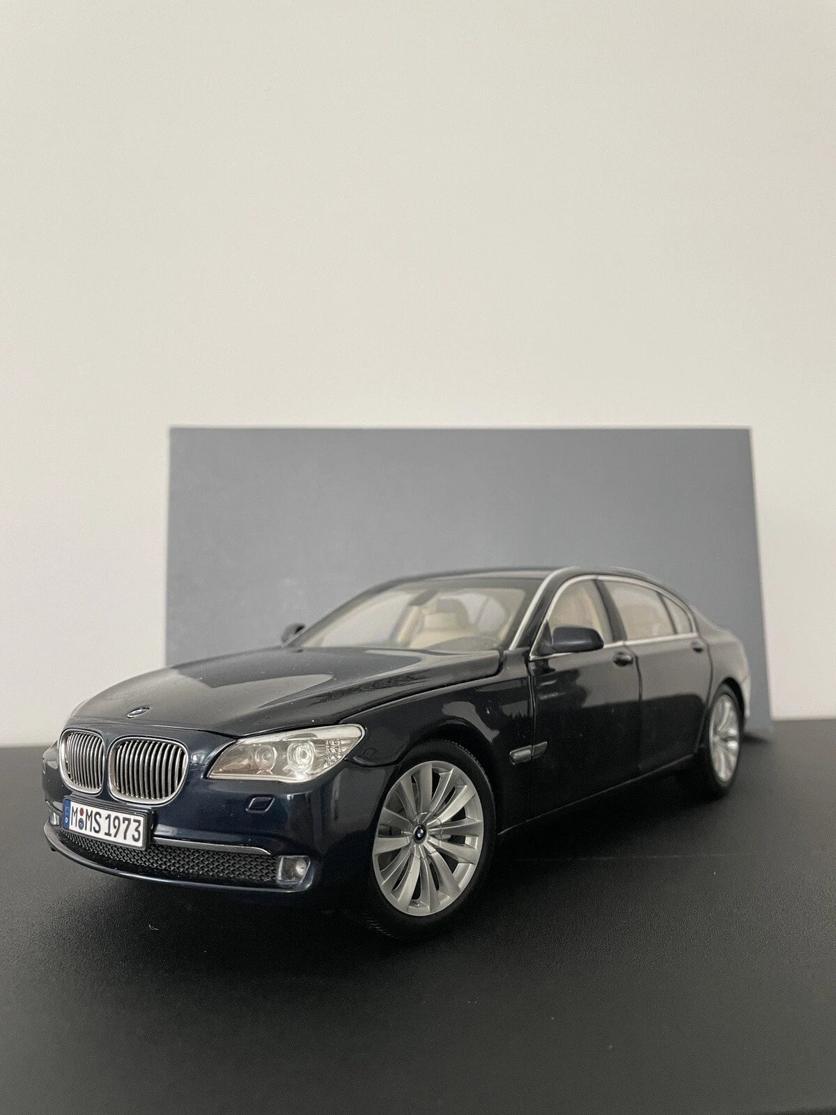 Kyosho 1/18 BMW 750Li (F02) - Imperial Blue Metallic