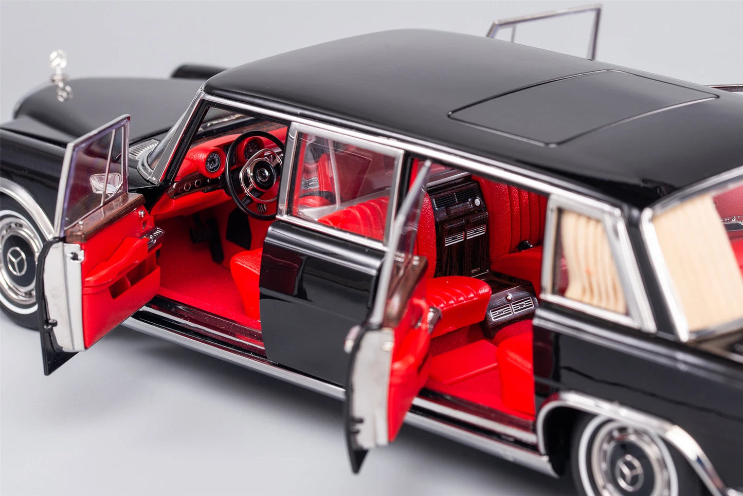 Kengfai 1/18 Mercedes-Benz 600 Pullman (W100) – Black with Red Interior